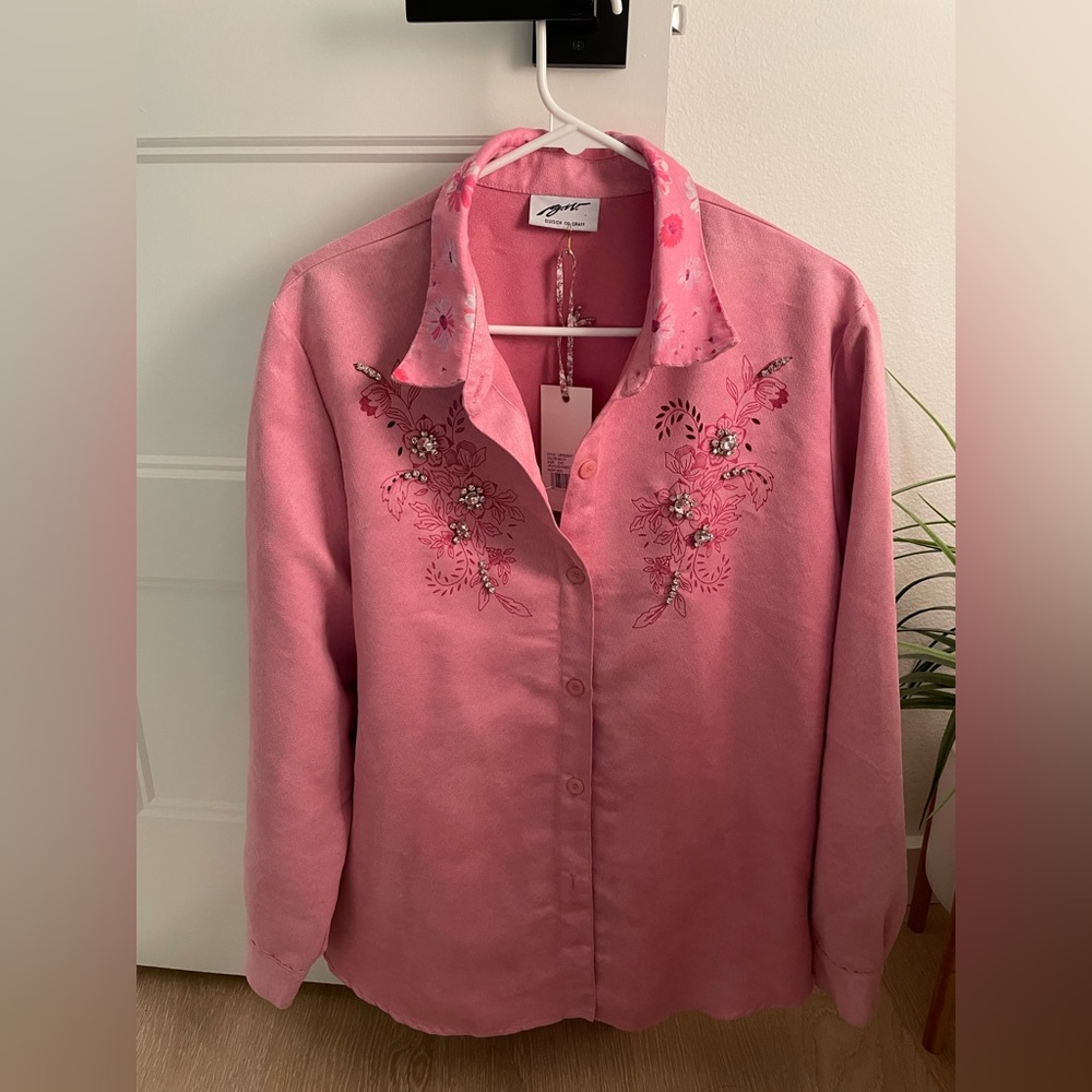 NWT Loveshack O/S Pink Swade Button Down Top with flower details. 💕
